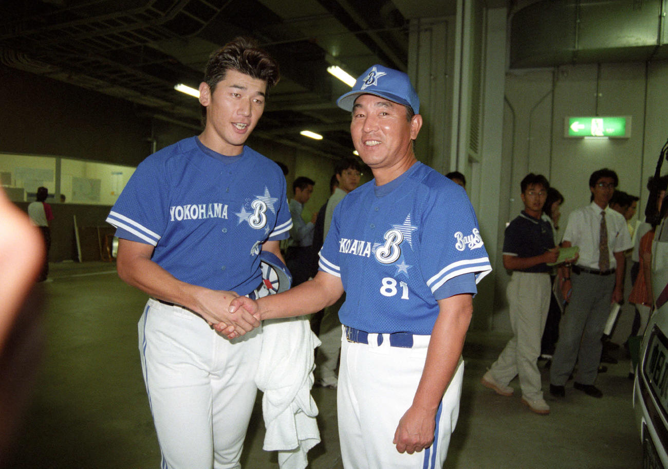 97年、完封勝利の三浦をねぎらう横浜大矢監督（右）