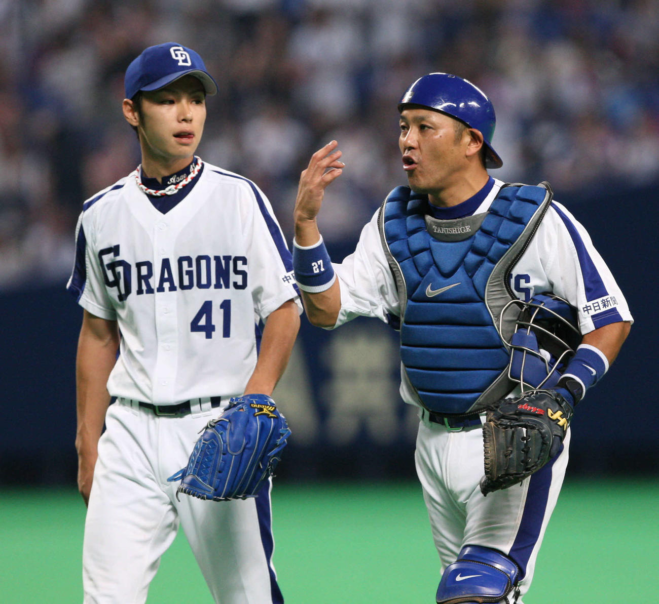 09年、中日浅尾投手（左）と