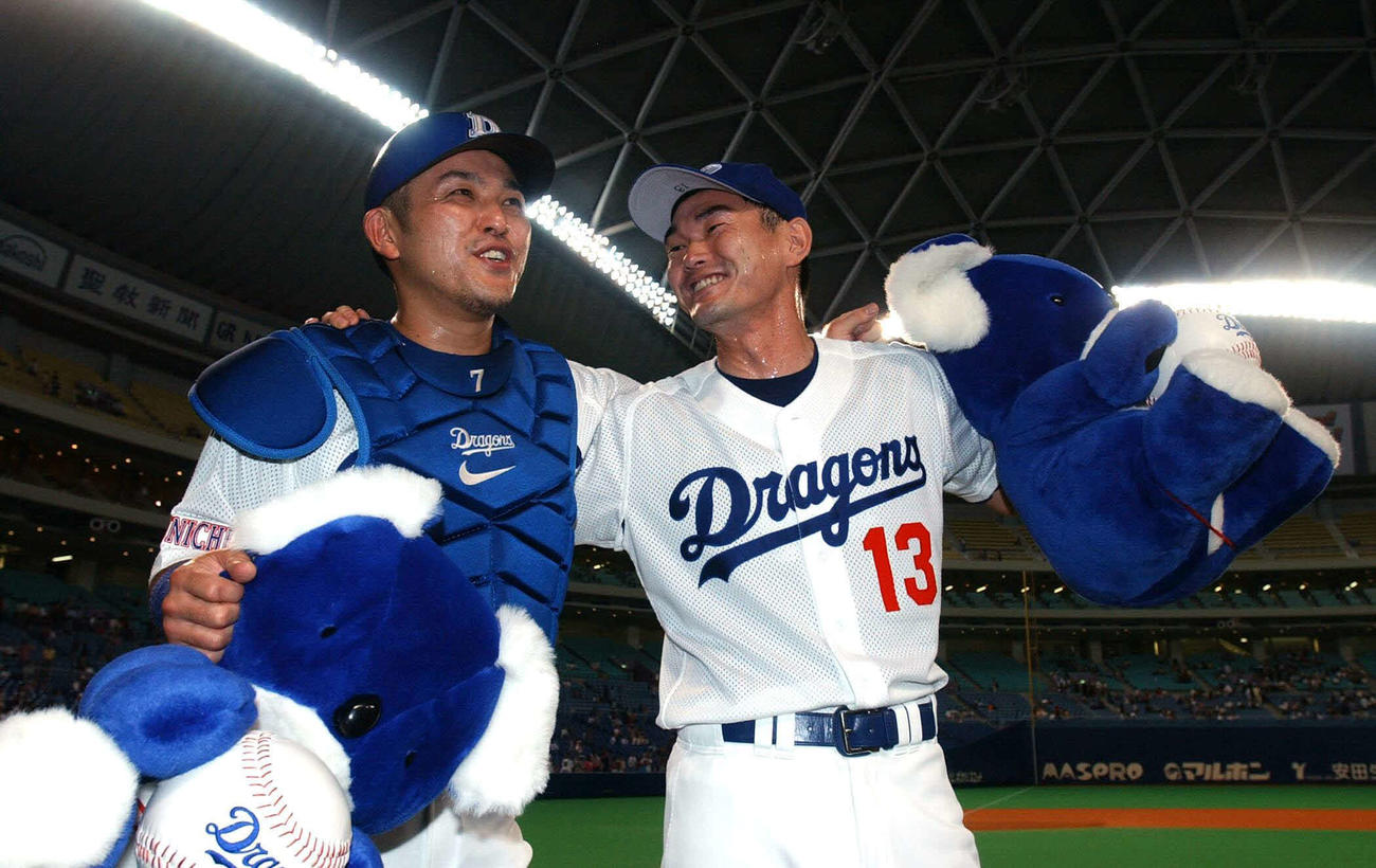 03年、ほっとした表情の岩瀬（右）とお立ち台で