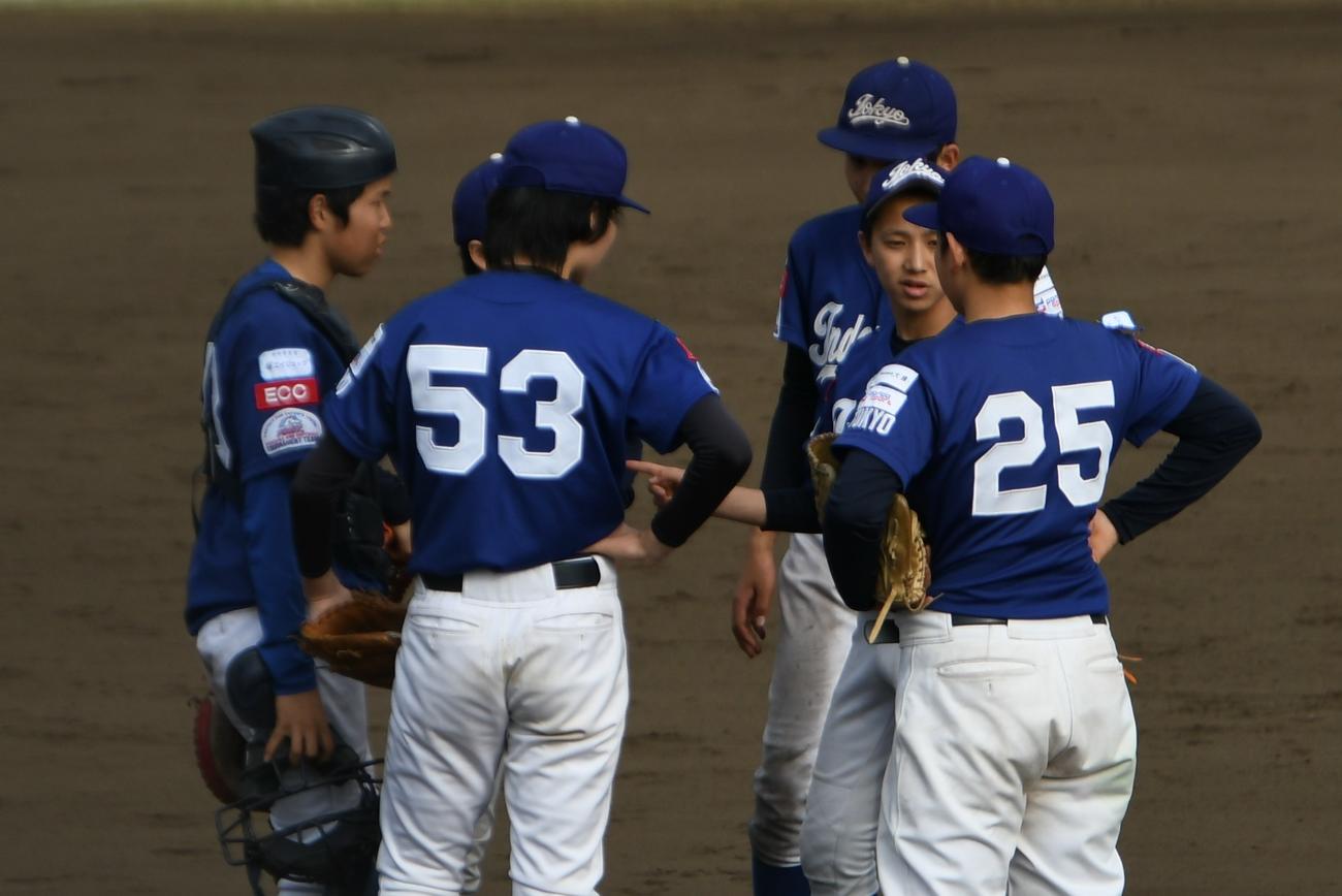 ピンチでマウンドに集まる東京Iの内野陣