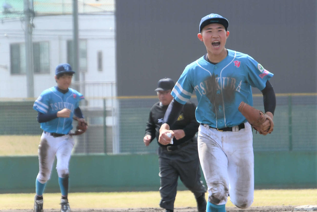 2回戦・三田戦で最終回を三振で締めくくったつくば・清水（右）。遊撃手は先発投手の山口