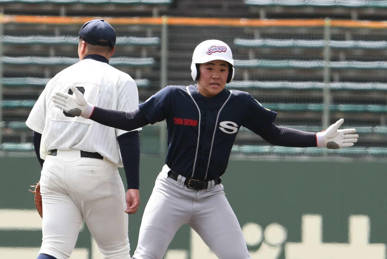 1回戦・淡路戦でヒットを放った千葉沼南・下川は塁上で仲間を鼓舞した