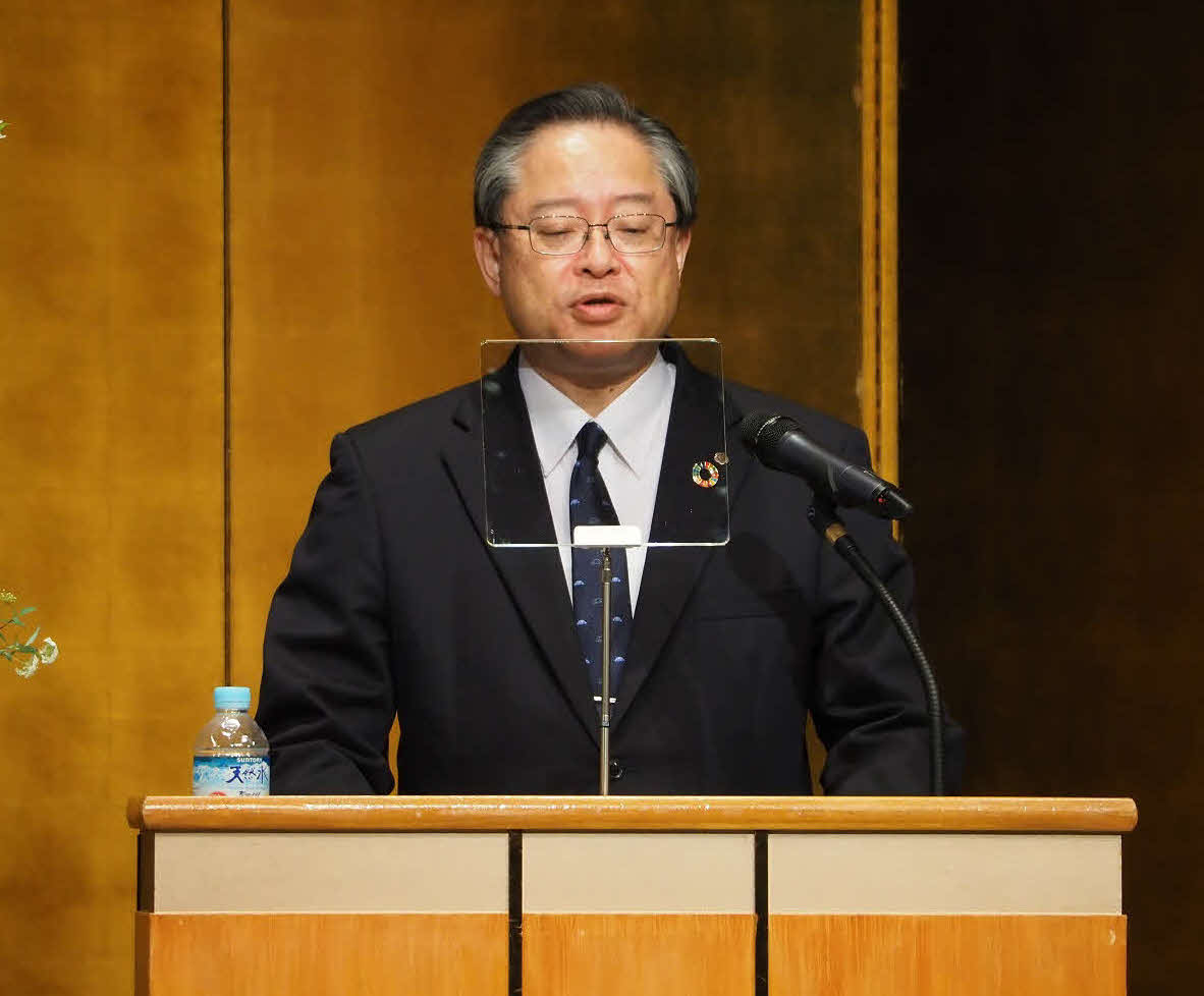 22年度の業績見通しなどを説明する川本城南信金理事長
