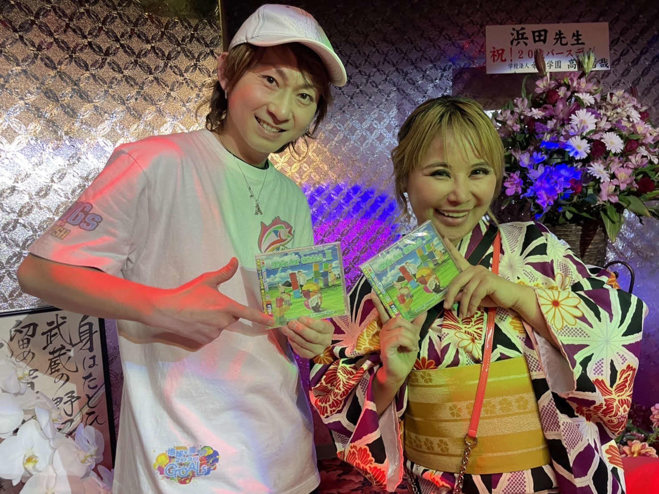 ニューアルバムを手にする浜田ブリトニーと飯島アツシ