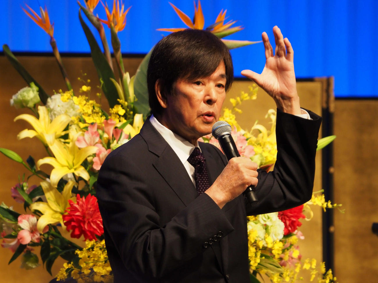 講演する高田明氏