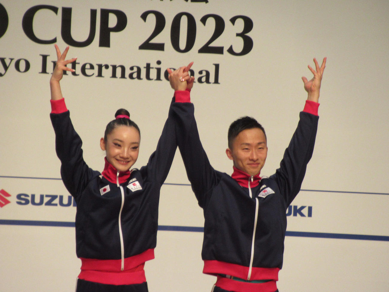 ミックスペアで優勝した北爪凜々（左）と斉藤瑞己