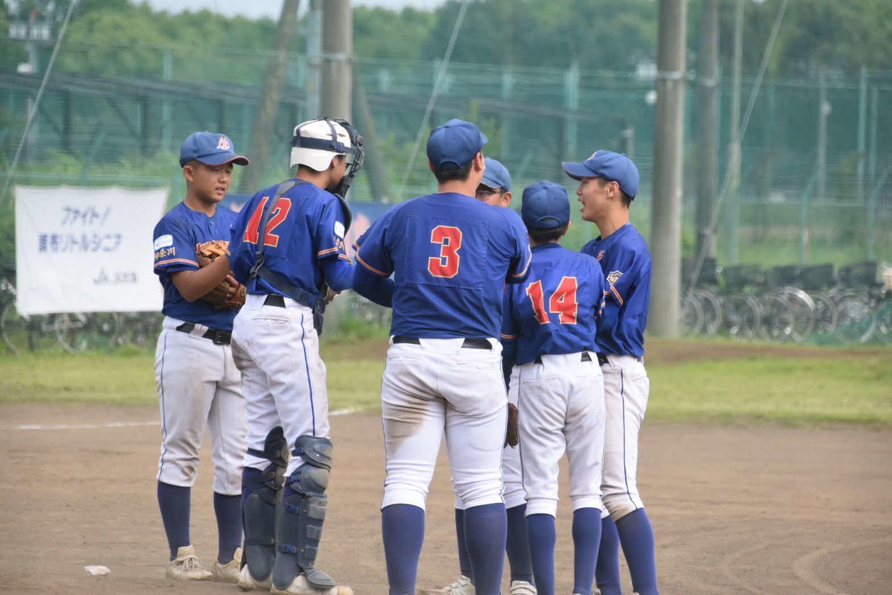 マウンドに集まる二宮大磯内野陣