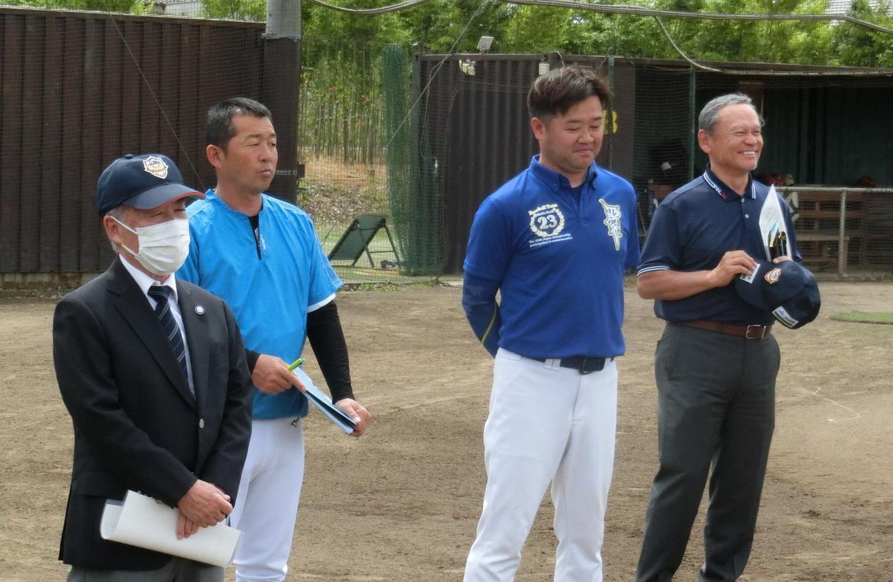選考会を見守った（左から）三木理事長、秋山監督、石崎コーチ、林会長
