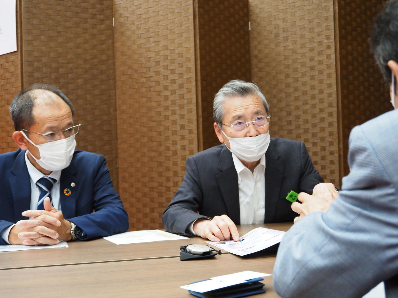 熱心に相談する浅見会長(中央)、窪田雅文城南信金品川支店長(左)
