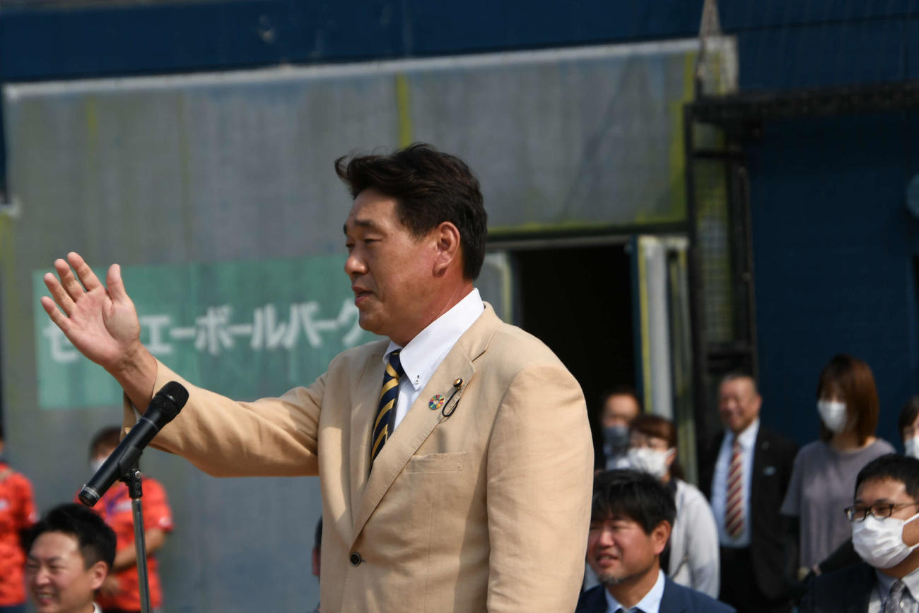 「どうも」とあいさつする広澤理事長