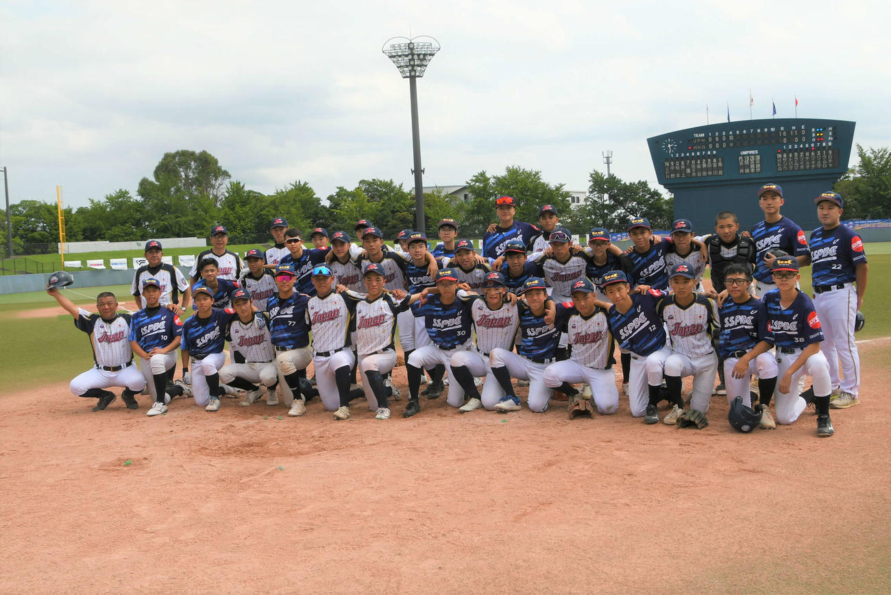 予選リーグで対戦した日本と香港の選手は試合後、笑顔で健闘をたたえ合う