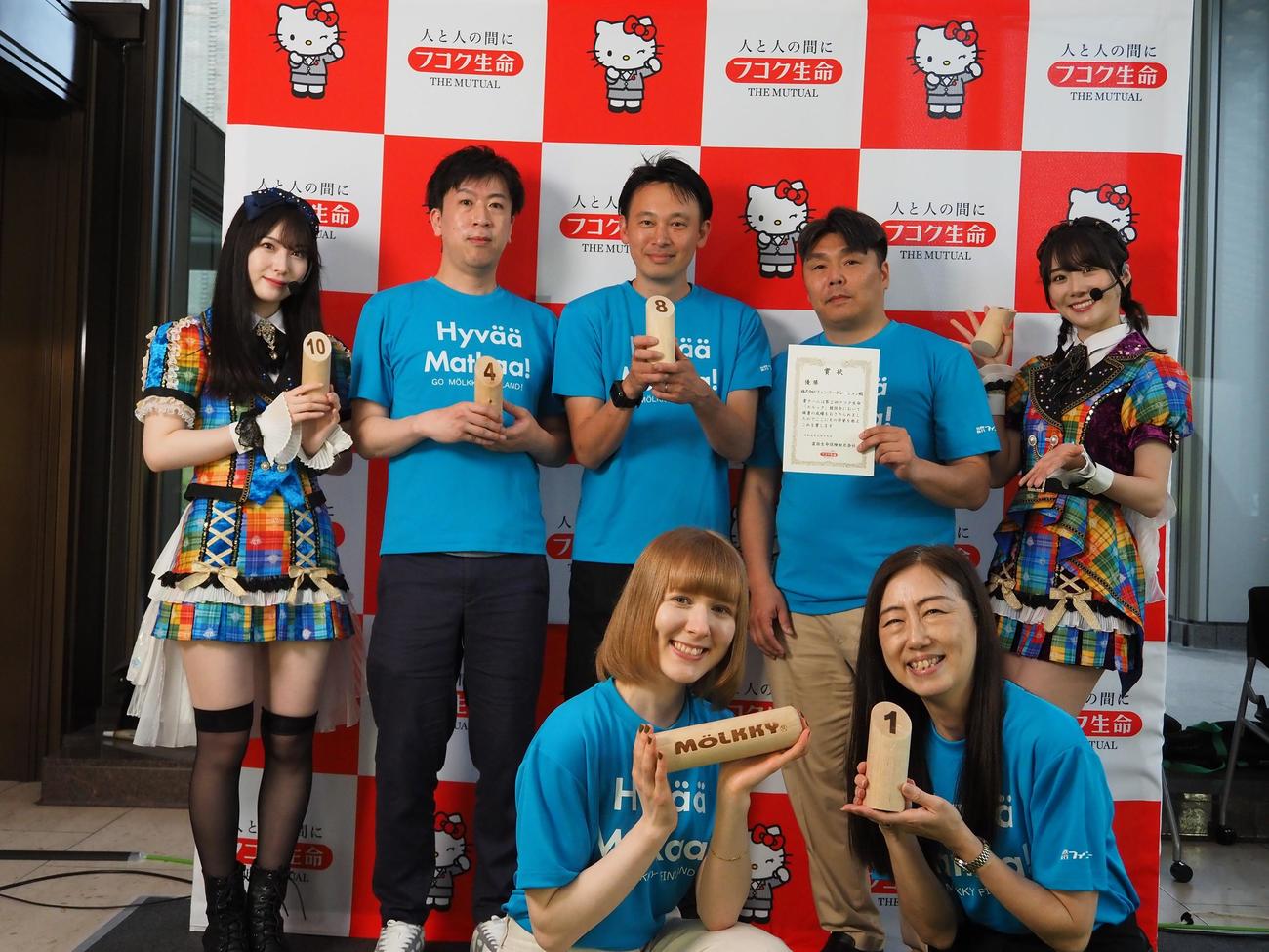 優勝したフィンツアーと写真に納まる桐乃みゆ(後列左)と鶴見萌(同右)