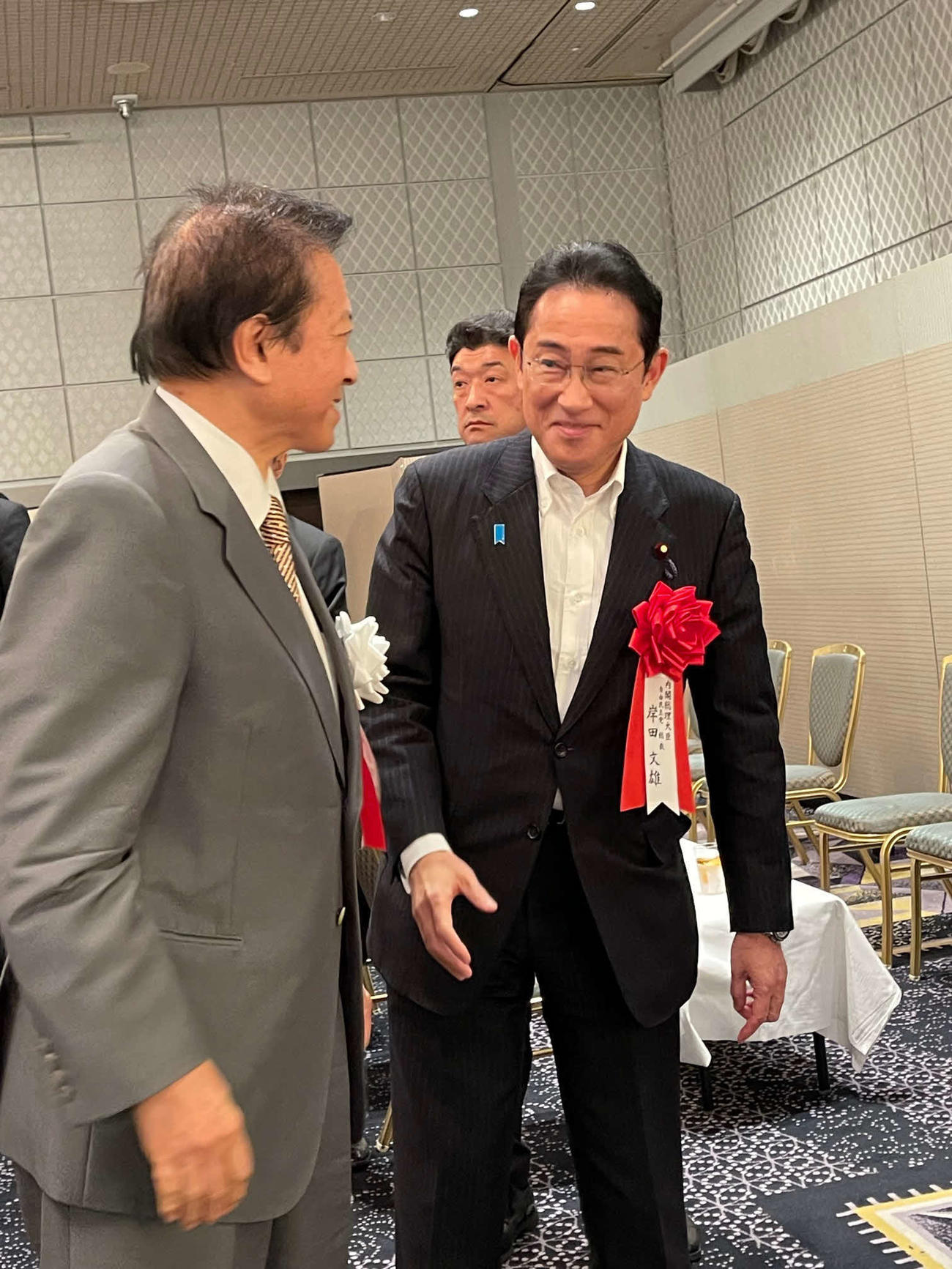パーティーで岸田総理（右）を迎える生団連小川会長