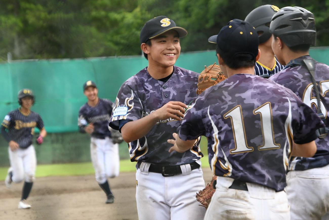 優勝を喜ぶ相模原BC笠原（中央）ら