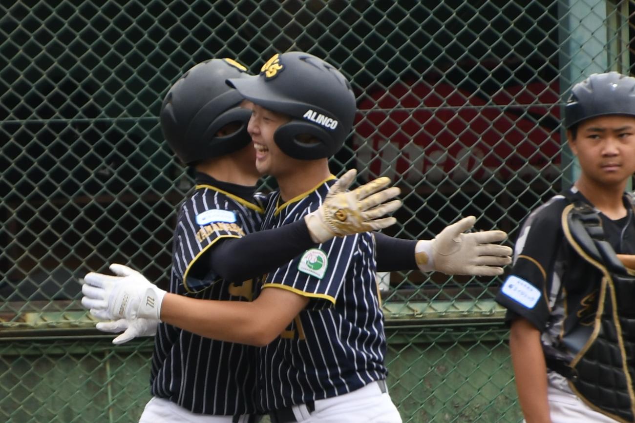 準決勝で本塁打を放った山梨ＢＡＮＤＩＴＳの鈴木は笑顔で出迎えを受けた