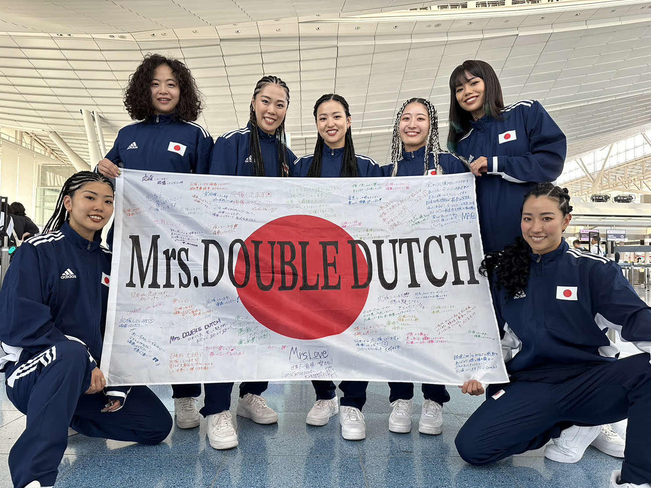 20日に米国に出発したMrs.DOUBLE DUTCH。左から小西、田野崎、安藤、廣川、土屋、武、吉川