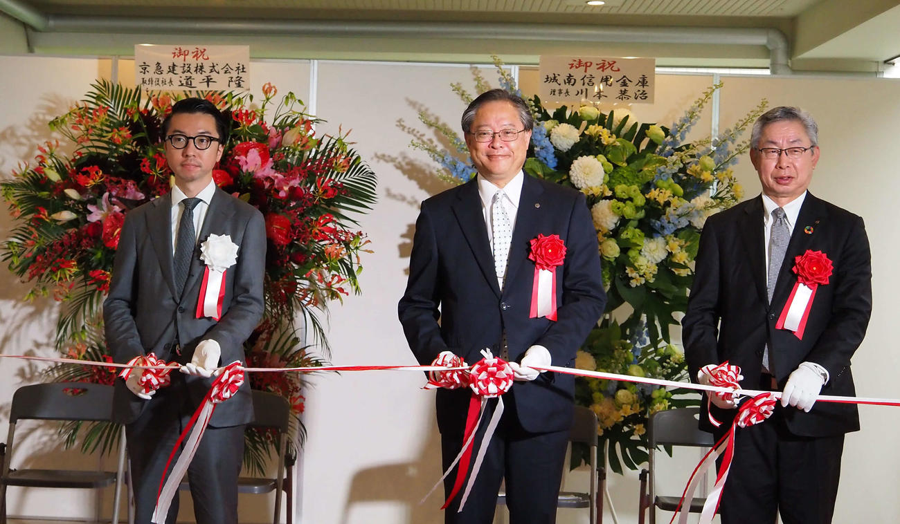 テープカットをする、左から2人目大塚章弘LEAF FACTORY TOKYO社長、川本恭治城南信用金庫理事長