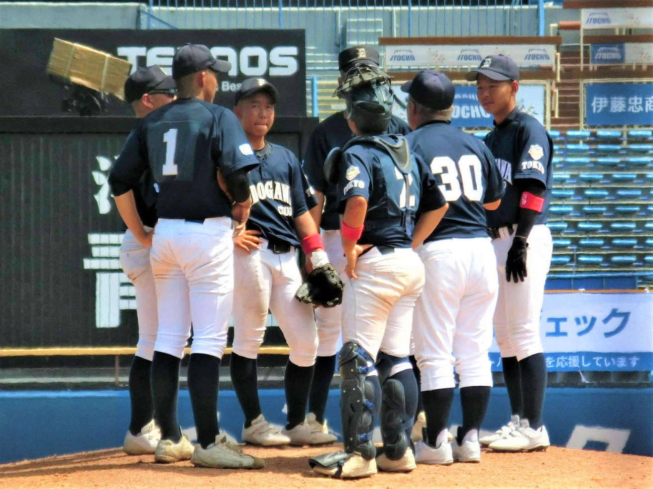 ピンチでマウンドに集まった江戸川中央