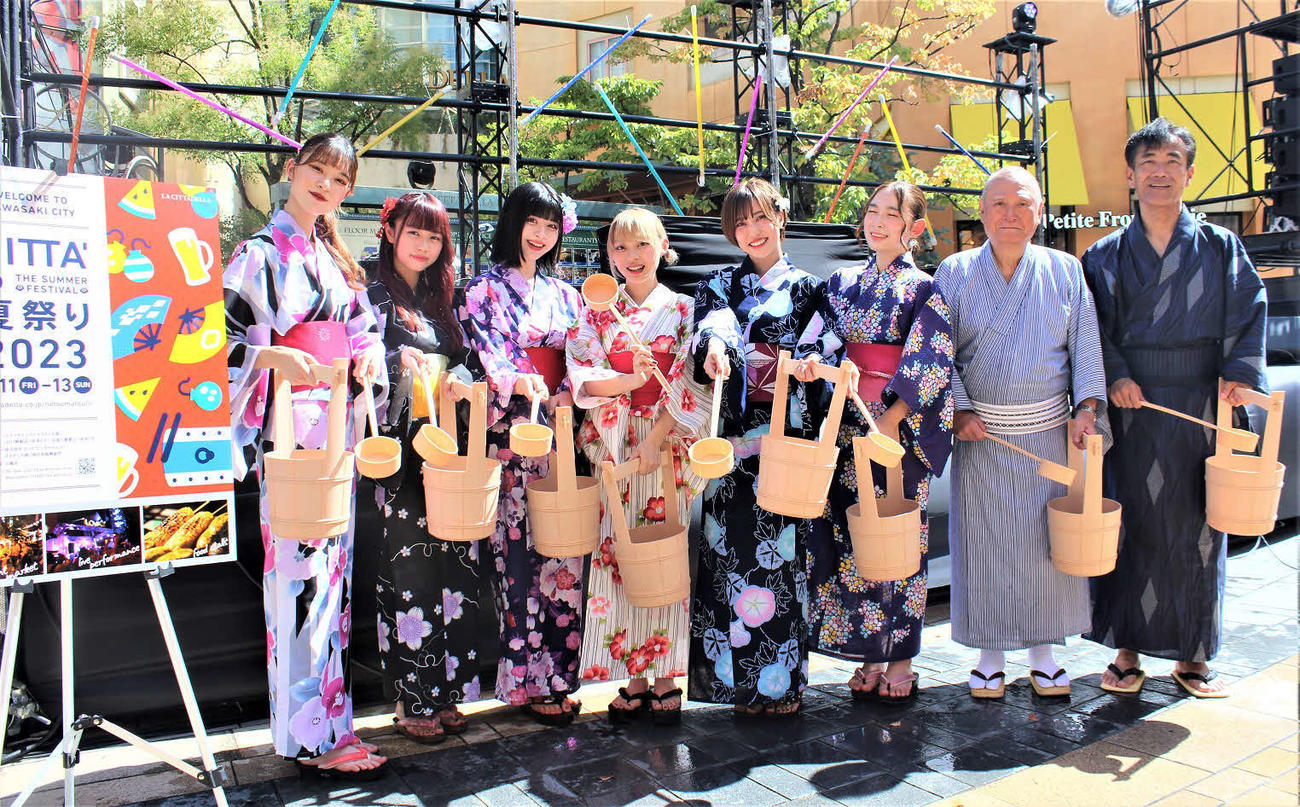 左からMARUKADOの6人、鬼塚保会長、中山健一区長