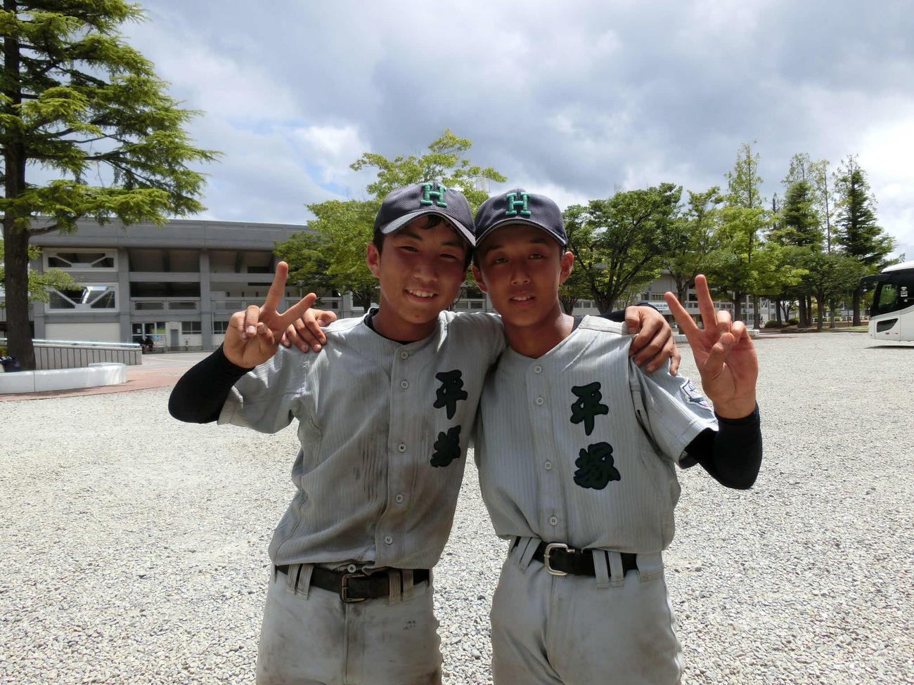 活躍した平塚の井上（左）―富田の2年生バッテリー