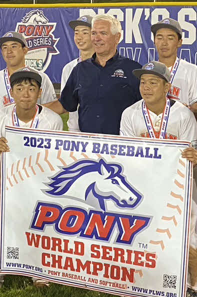 ポニーリーグのキーCEO（中央）も祝福に駆けつけた