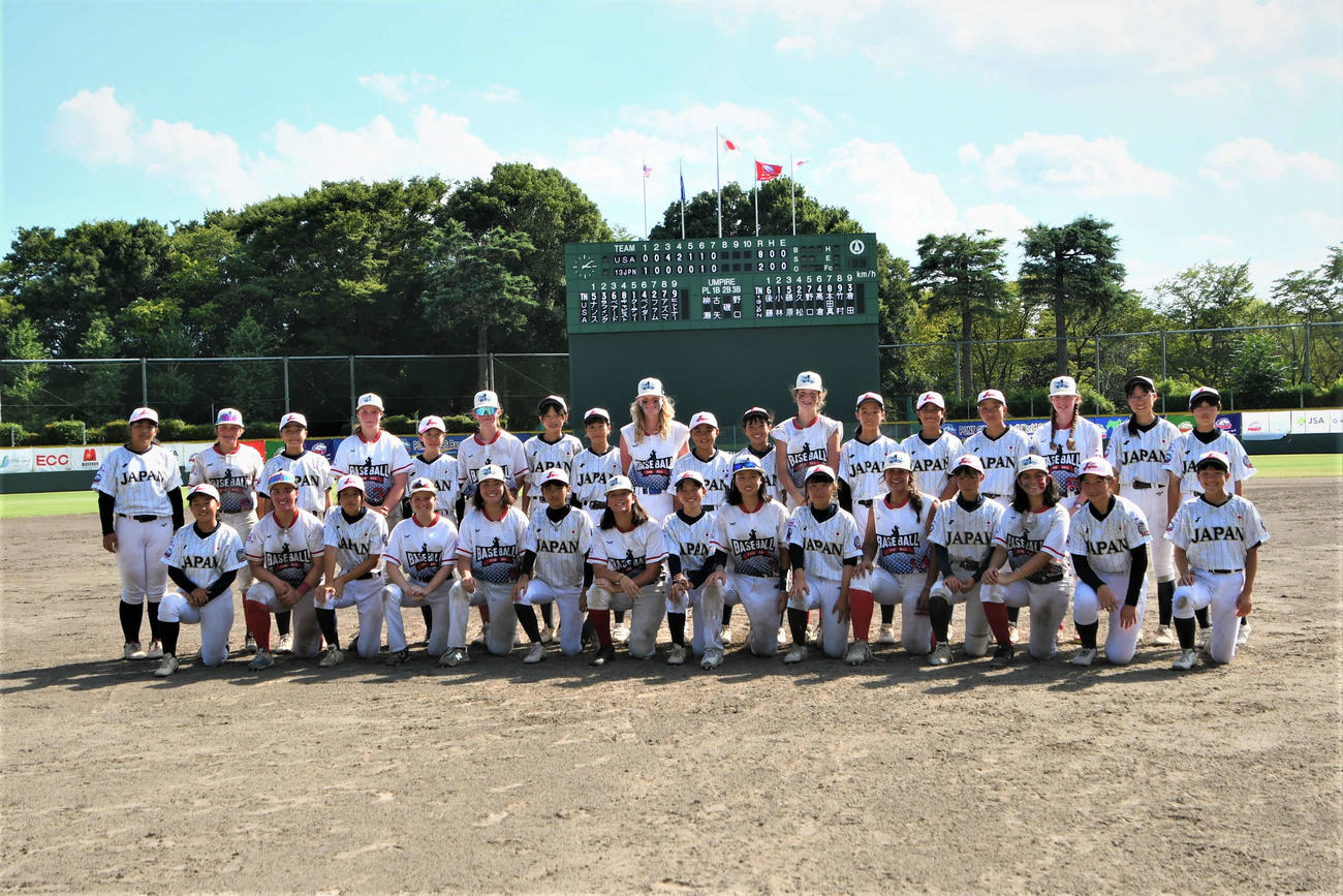 U－13日本は米国チームと健闘をたたえ合った