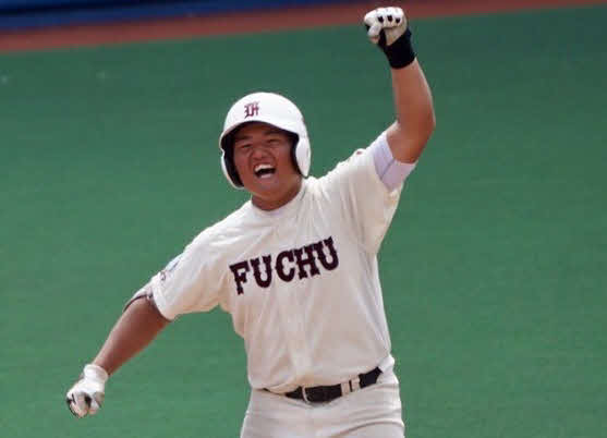 武蔵府中の4番松本はガッツポーズ