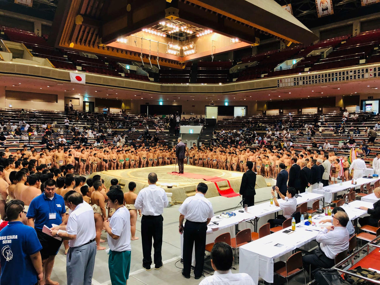 19年に国技館で開催された全国少年相撲選手権の開会式（東京都相撲連盟提供）