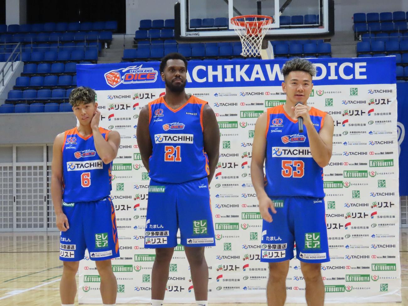 会見で話す右から森、フィッツジェラルド、元澤陸
