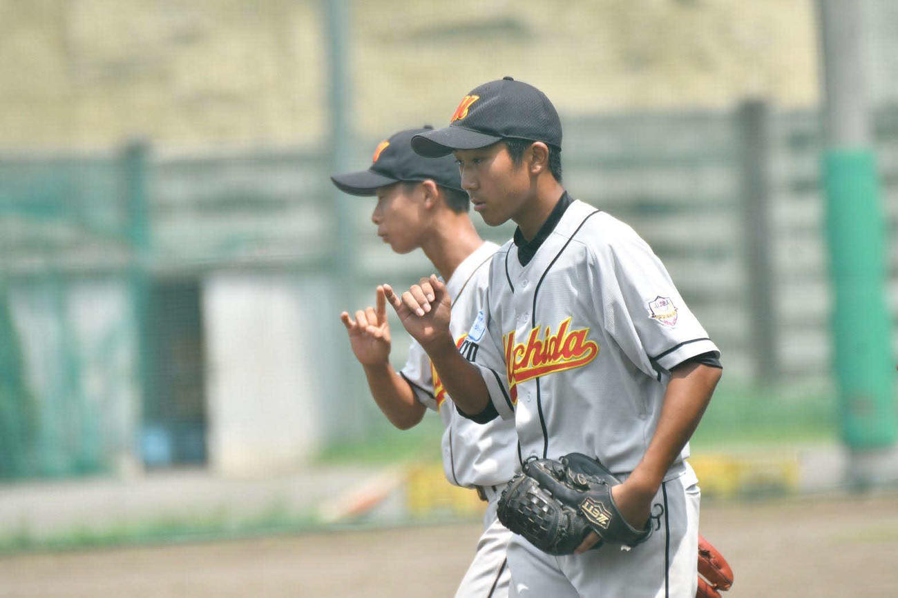 ２回戦で府中大國魂に大逆転勝利した町田の河原（右）と萩原