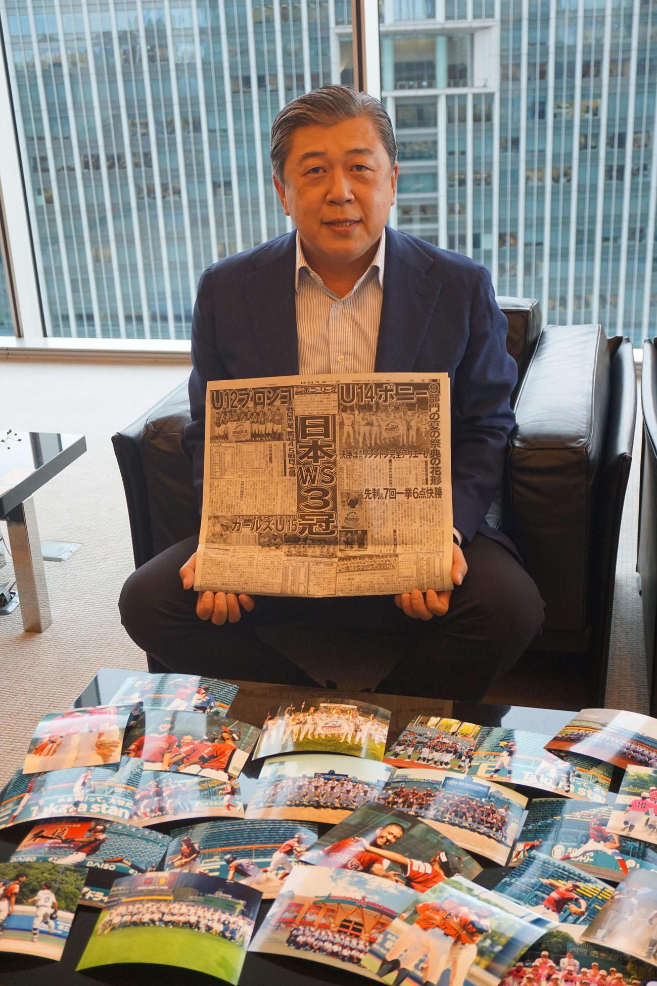 ポニーリーガーが活躍する写真を前に、韓氏はWS3冠の快挙を特集した8月30日付日刊スポーツを手にした