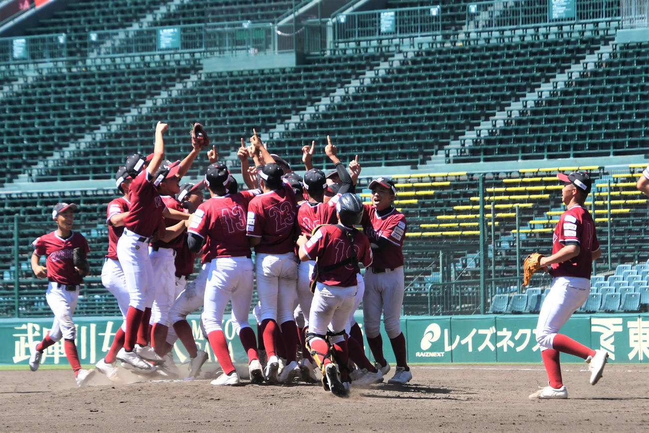 甲子園でエイジェックカップ初代王者に輝いた佐賀ビクトリー