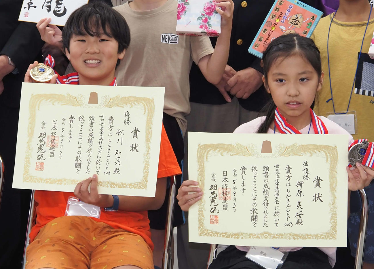 優勝した松川さん（左）と準優勝の柳原さん