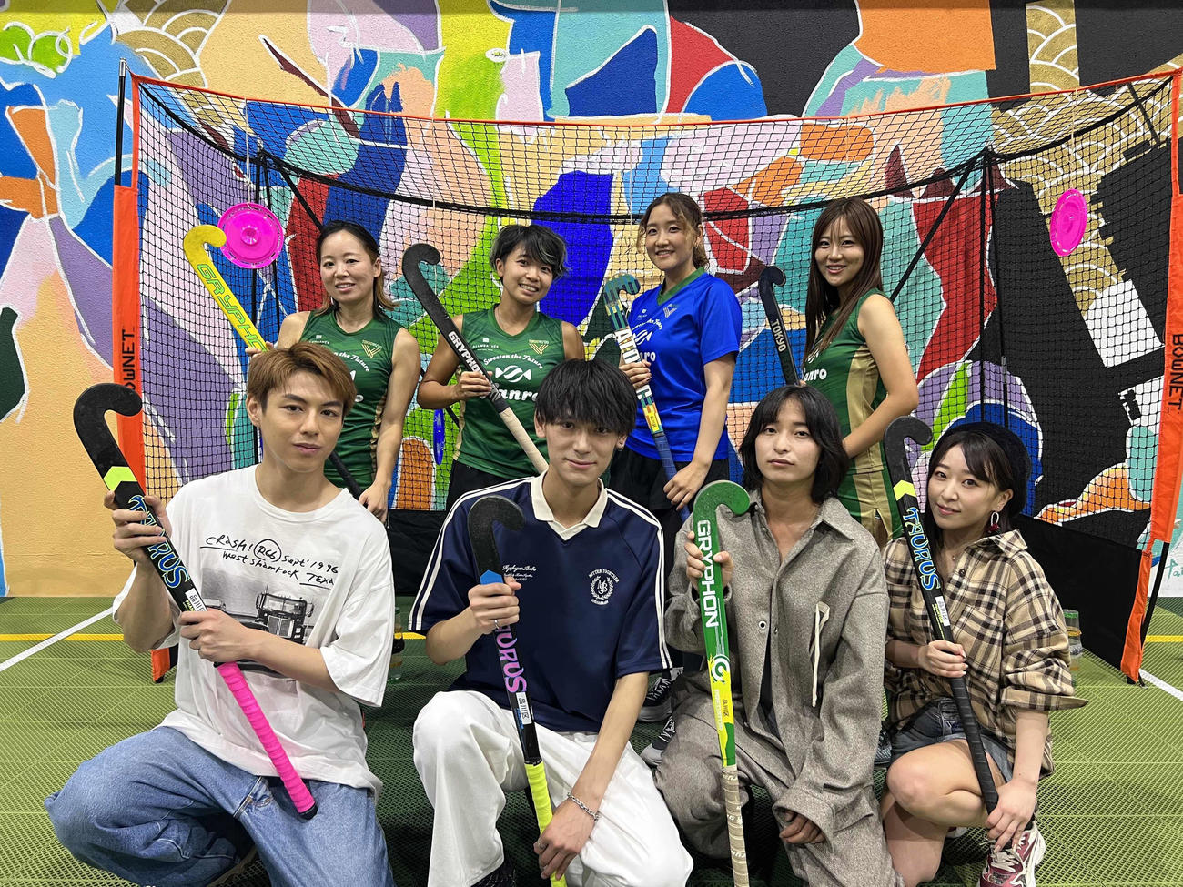 東京ヴェルディ女子ホッケーチームの選手（後列）と写真に納まるインフルエンサーたち。前列左から岩城、山根、上野、中冨