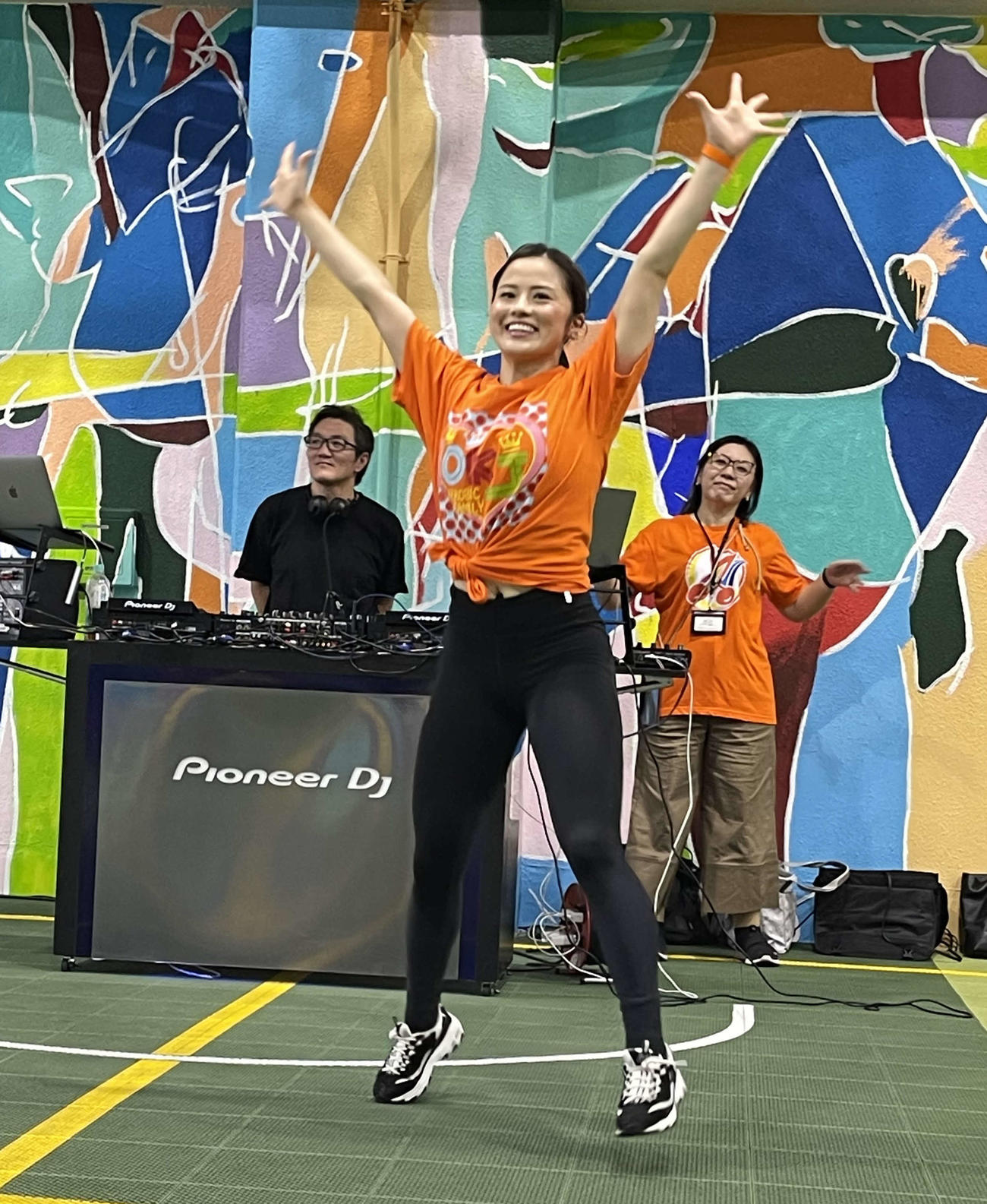 ダンスを披露する上田真穂