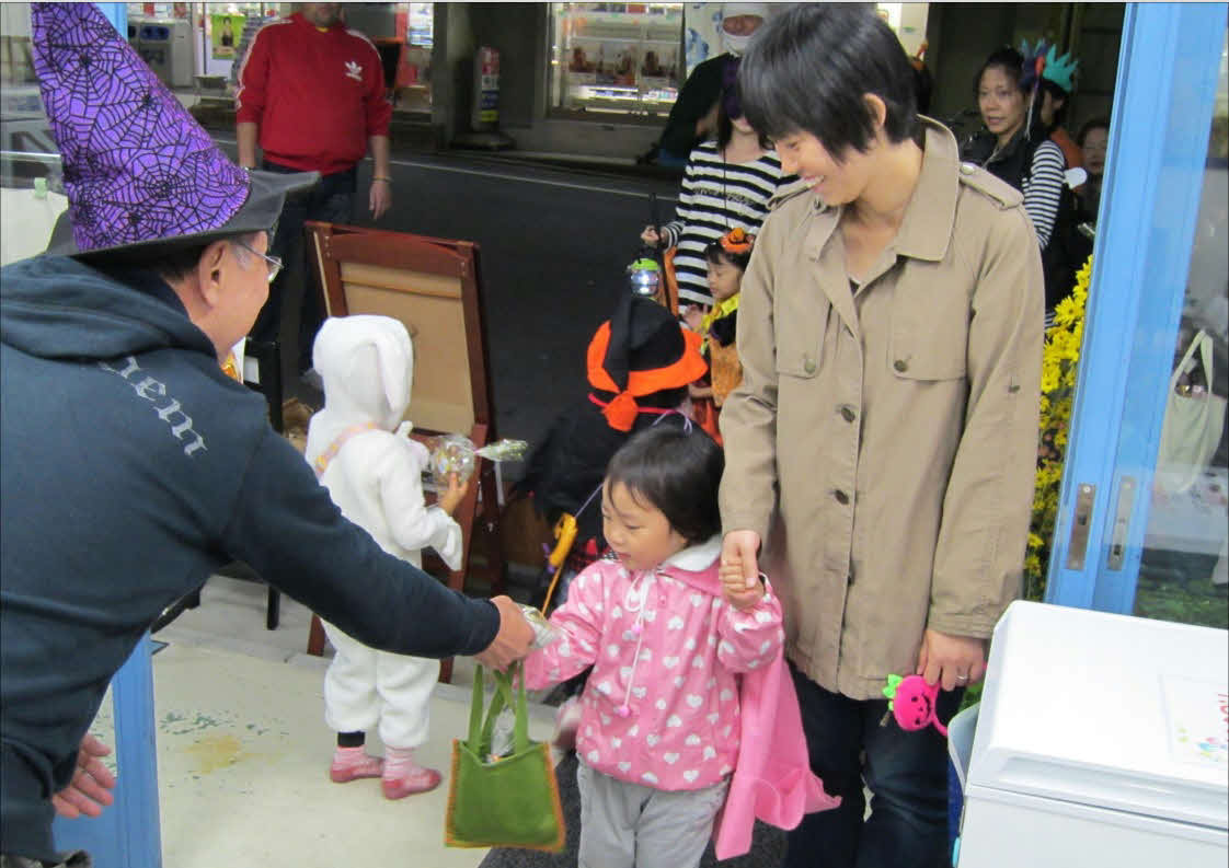 お菓子をもらう子供