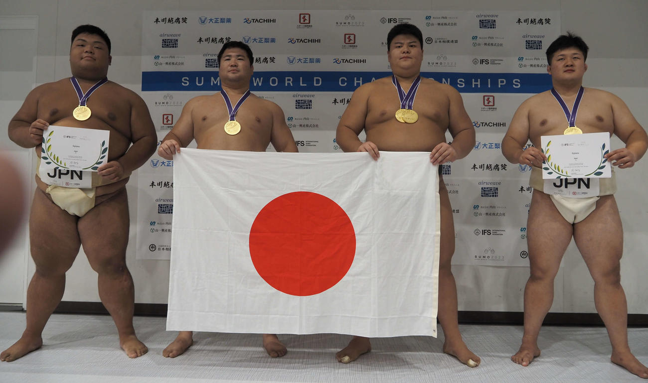 優勝した団体日本代表。左から五島、松園、草野、三輪
