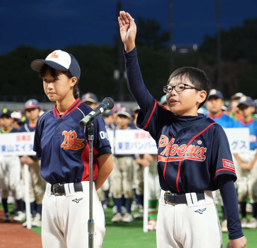選手宣誓をする宮下さん（右）と川端さん