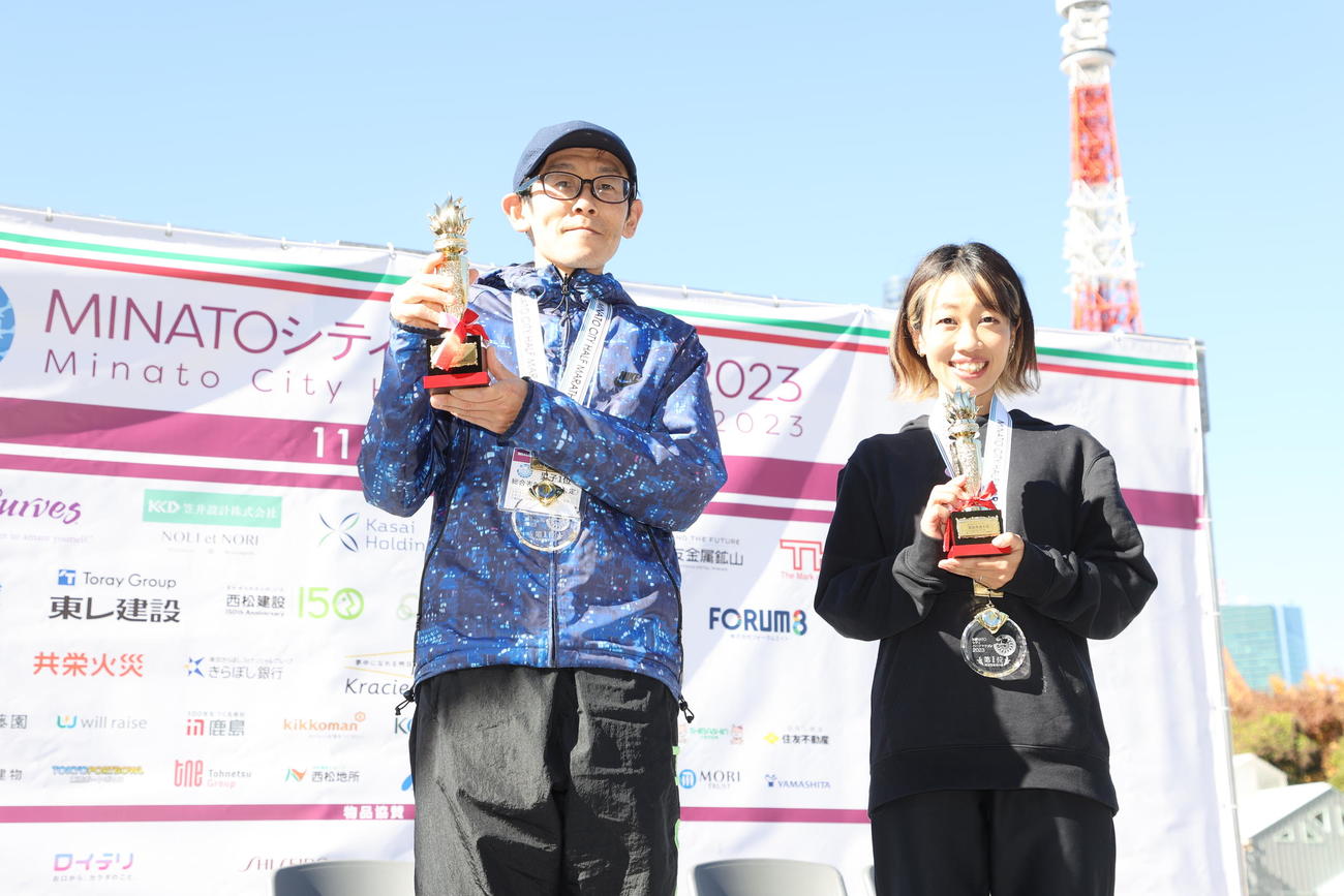 陸連登録者の部・男子優勝の河野（左）と同・女子優勝の兼重
