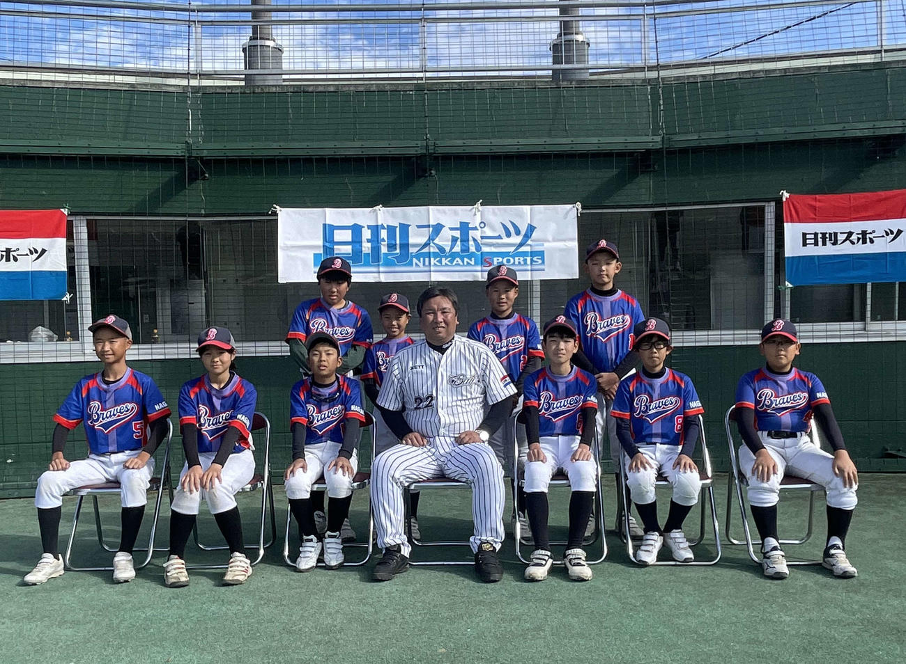 里崎氏と写真に納まる下諏訪南ブレーブス