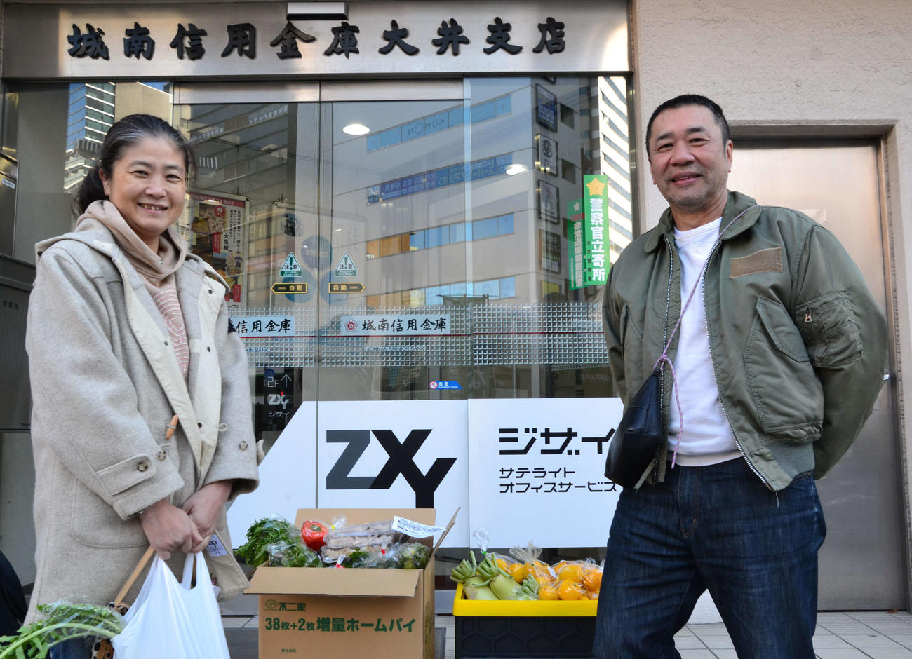 2ケースの食材を購入したそば屋「松風」鈴木夫妻