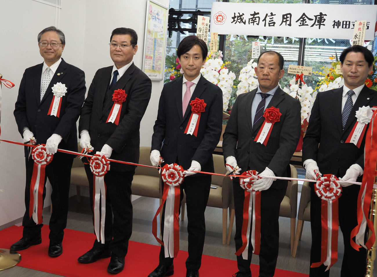 式典でテープカットする、左から川本理事長、山口秀樹神田支店総代、樋口区長、新井正和同支店総代、原田誠神田支店長
