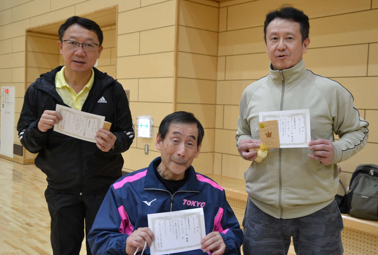 入賞した左から石原さん、斉藤さん、嶋田さん