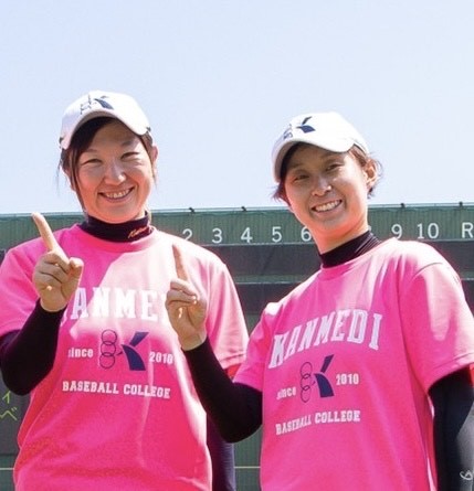 女子日本代表のコーチ陣に加わる小西氏（左）と小宮氏