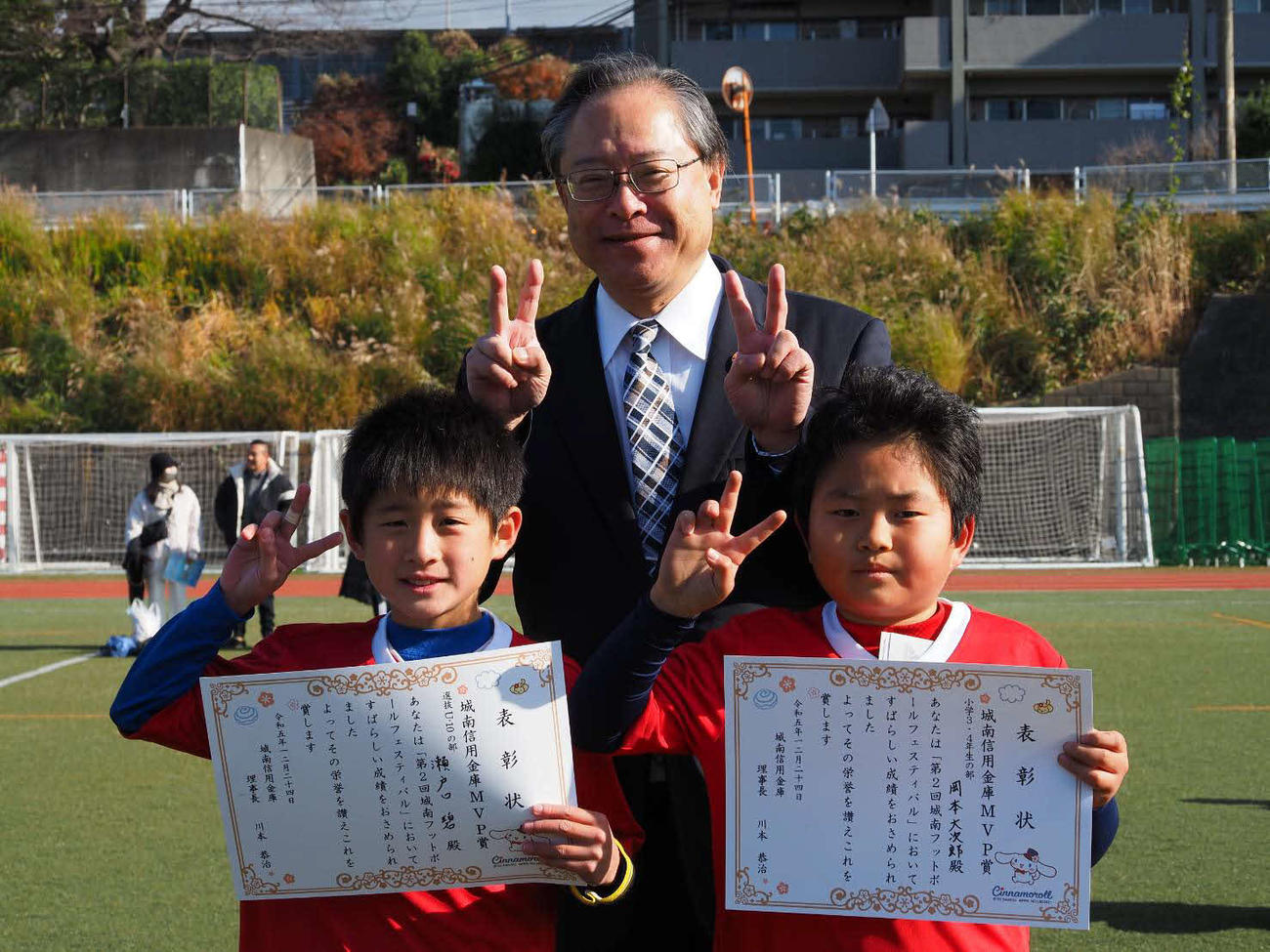 前列左から選抜コースMVP瀬戸口、小学3～4年の部MVP岡本、後列は川本城南信金理事長