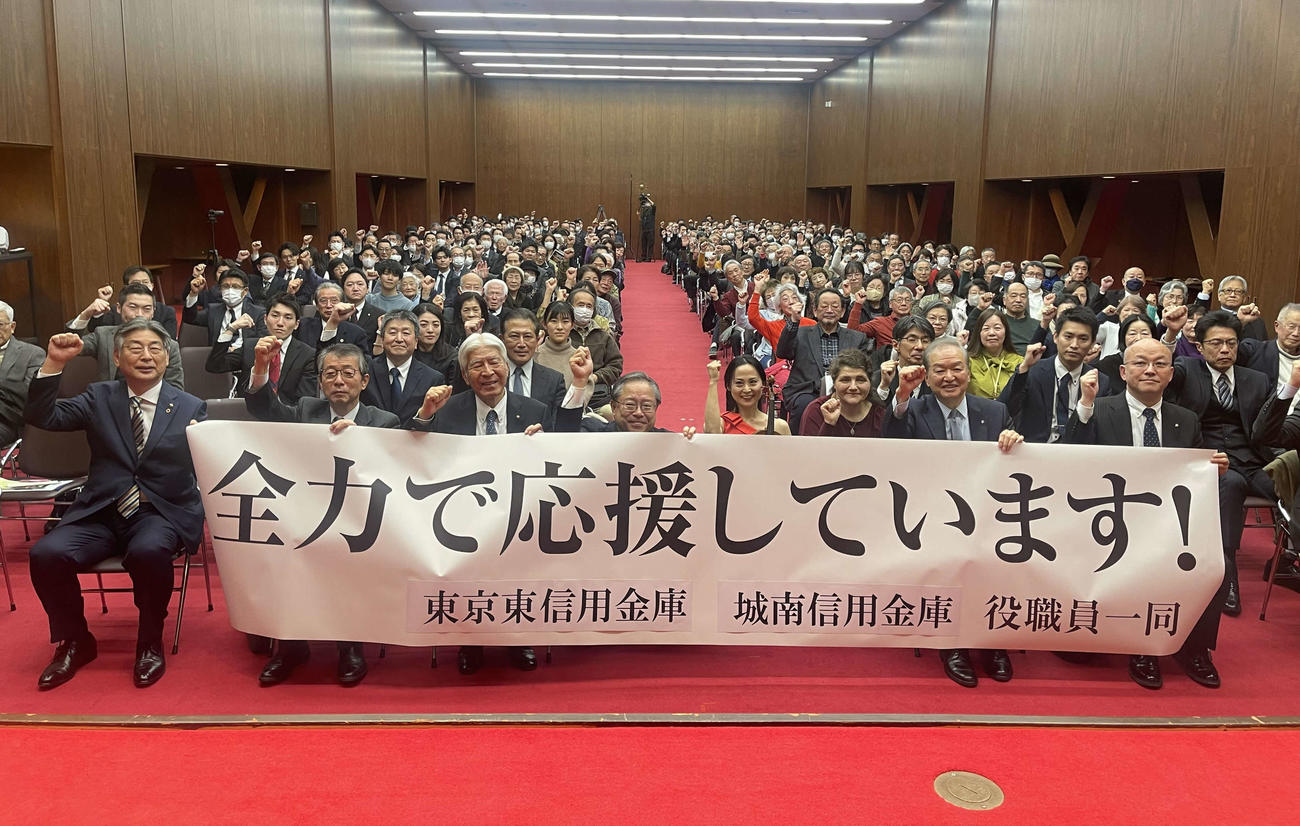 チャリティーコンサートを終え、澤田智恵さん（前列左から5人目）を囲み記念撮影