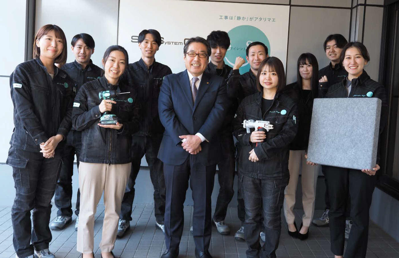 丸高工業の高木社長(前列中央）と若手社員
