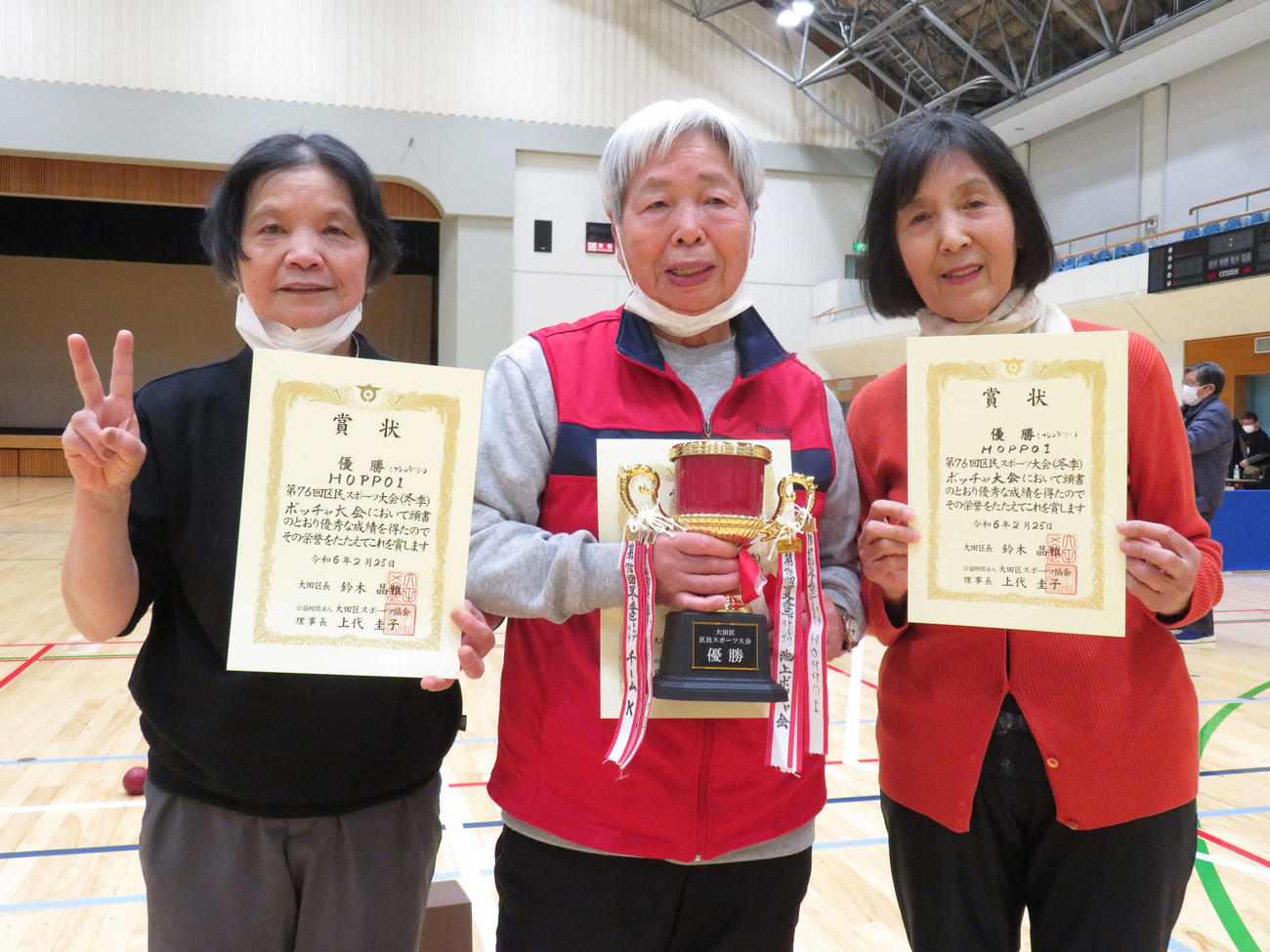 フレンドリーリーグを優勝したHOPPO1。左から高林さん、金房さん、牛山さん