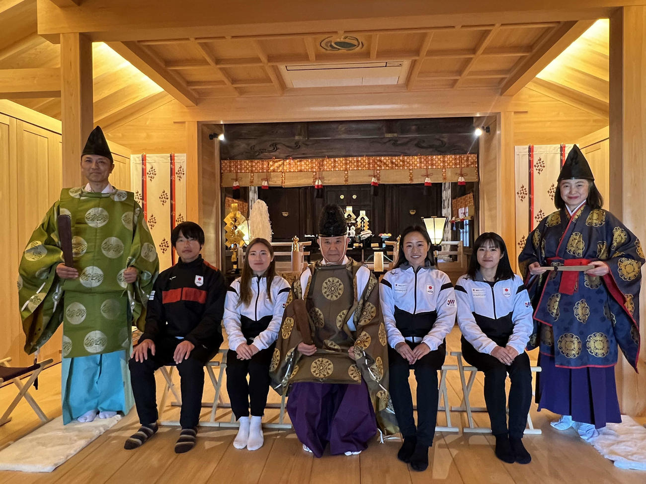必勝祈願を受けた左から2番目から男子日本代表の田中世蓮、永井、1人おいて及川、狐塚