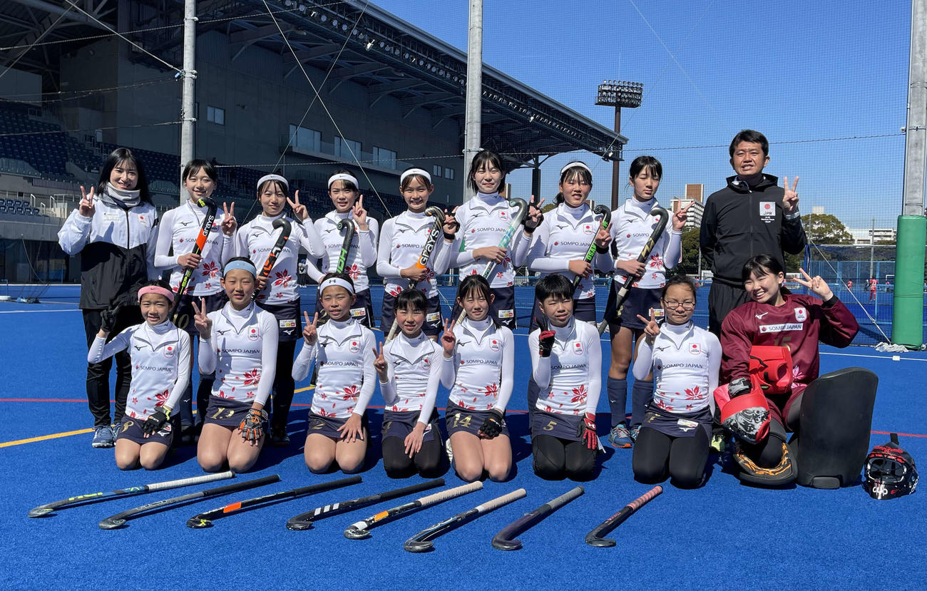 白いさくらジャパンユニホームを着た女子選手たち。後列左は狐塚美樹コーチ